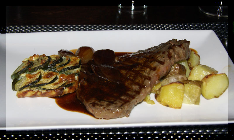 Thumbnail for Gegrilde Rib – Eye met courgette, pommes au four en rode wijn-sjalottenje