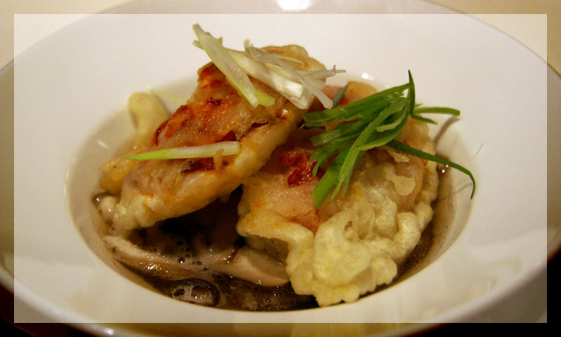 Thumbnail for Tempura van kreeft in dashi met shiitake, lotus en eiersaus