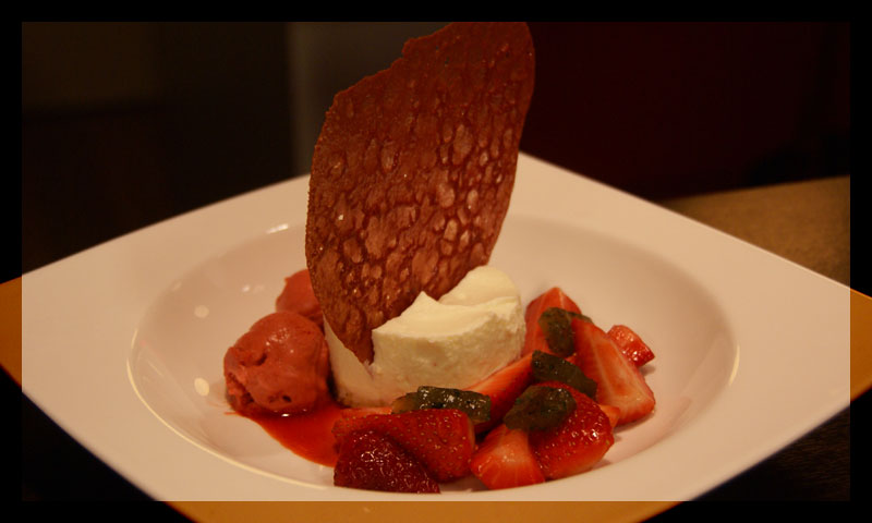 Thumbnail for Aardbeien vroeg uit het seizoen, witte chocolade mousse, basilicum jelly