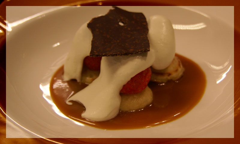 Thumbnail for Poffertje met aardbeien, sinaasappelsaus en chocolade-amandelkrokant