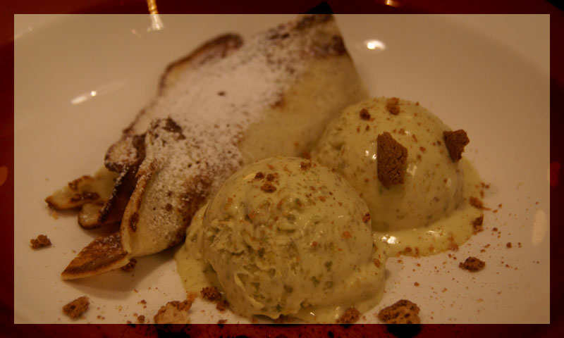 Thumbnail for Flensjes gevuld met chocolade-amaretticrème en pistacheijs