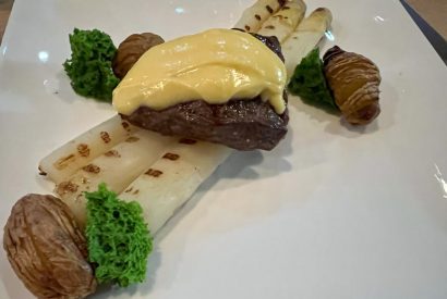 Thumbnail for Graan gevoerde runder-sukade rosé gegrild, met gegrilde asperge en sponscake van peterselie hasselback  krieltjes