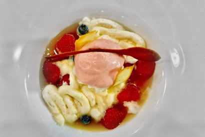 Thumbnail for Trifle van roodfruit en jasmijn ice tea en een romanoff espuma