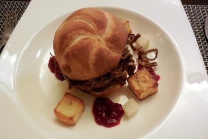 Thumbnail for Hamburger van hert met “pulled “ everzwijn, knolselderij en pittige cranberriejam