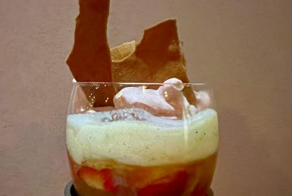 Thumbnail for Trifle van Roodfruit en jasmijn ice tea en een aardbeien espuma